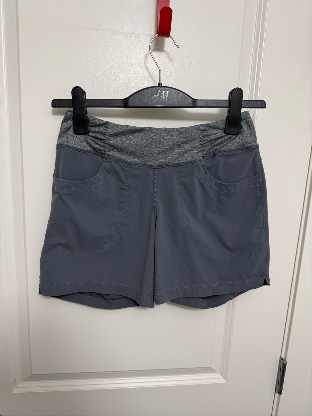 Mountain Hardwear Women’s Gray Active Shorts with Stretch Waistband in size S